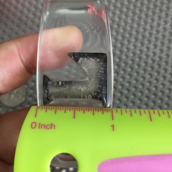 🖤Vtg clear lucite cuff bracelet with L - Picture 16 of 17